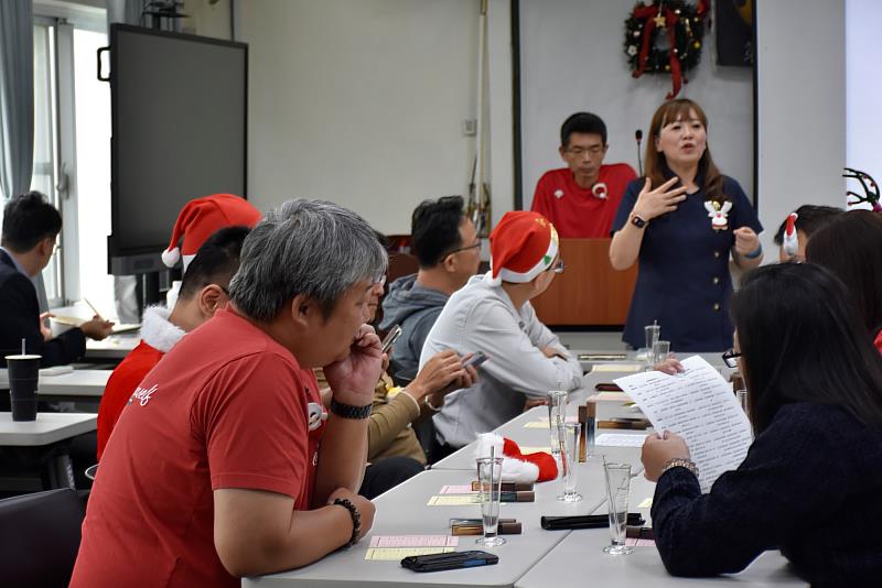 南大EMBA學生帶領兩屆同窗參與「香氣管理學」精油調香課程，體驗感官與管理思維的結合。