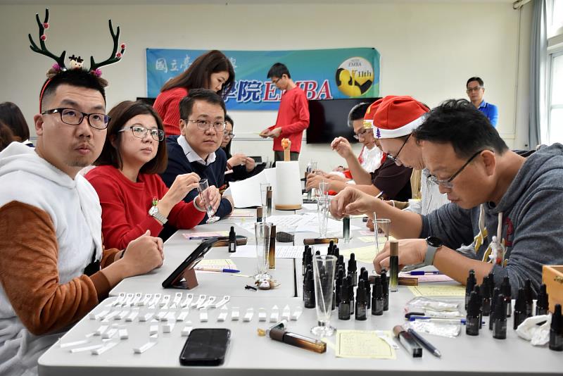 南大EMBA學生在專業引導下進行精油調配，將感官體驗轉化為有結構的創意實作。