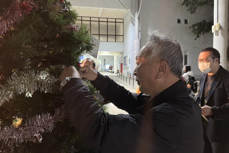 南大校友總會吳東林理事長親手將祝福信件掛上聖誕樹，象徵信火相傳。