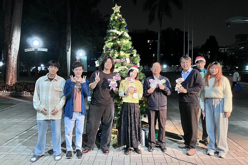 南大聖誕暨新年點燈儀式大合照，師生齊聚點亮歲末校園溫暖時刻。