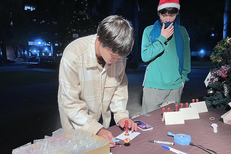 南大師生參與「以信換信」活動，透過火漆封蠟書寫溫暖心意。