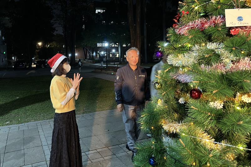 南大學生活動中心聖誕樹點燈，書信與燈光交織冬日傳情風景。