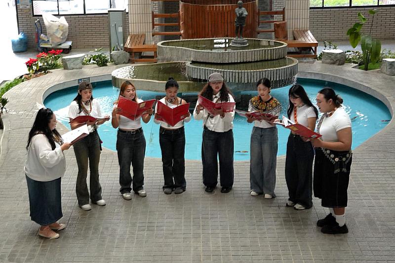 南大排灣族、魯凱族、布農族與阿美族同學攜手合唱，展現原民音樂特色與多元文化交流。