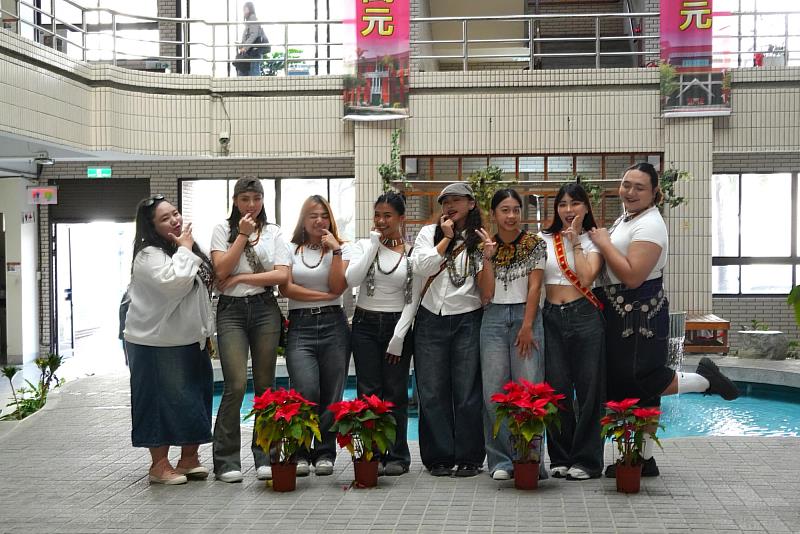 身著族群特色服飾的南大同學穿梭各系館，以族語歌謠為校園注入溫暖節慶氛圍。