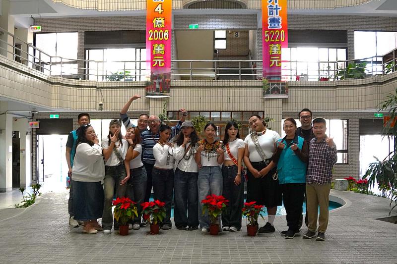 南大原住民族學生資源中心於平安夜舉辦聖誕報佳音活動，原住民族同學以歌聲為臺南大學師生送上節日祝福。