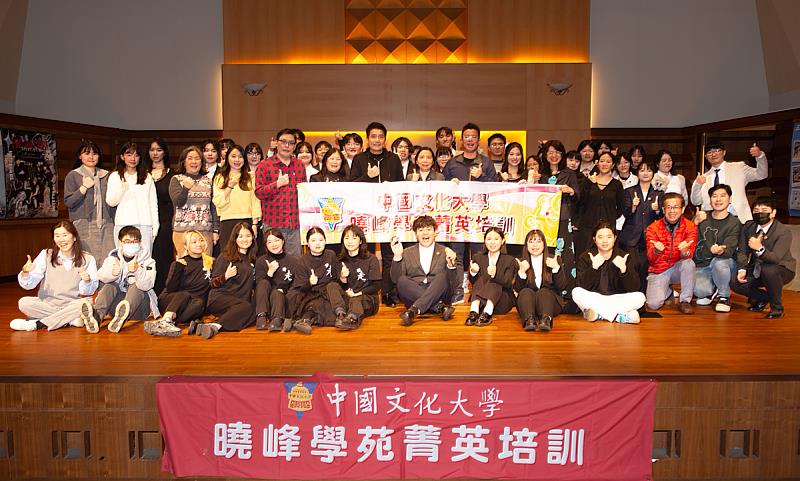 指導老師與全體曉峰苑生合影，為114年度成果發表留下珍貴紀念。