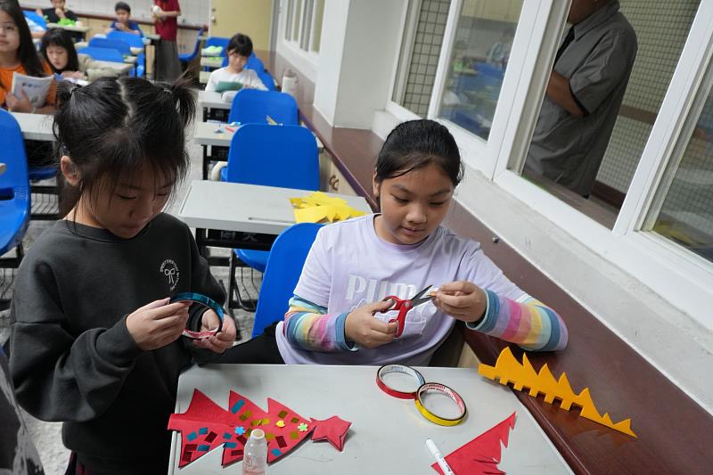 南大聯電課輔中心舉辦聖誕感恩親師生合作手創聖誕樹活動，學童認真裝飾自己的小聖誕樹。
