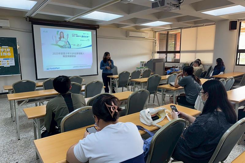 社團法人台灣少年權益與福利促進聯盟於南大職涯講座開場，分享青年職涯關懷行動。