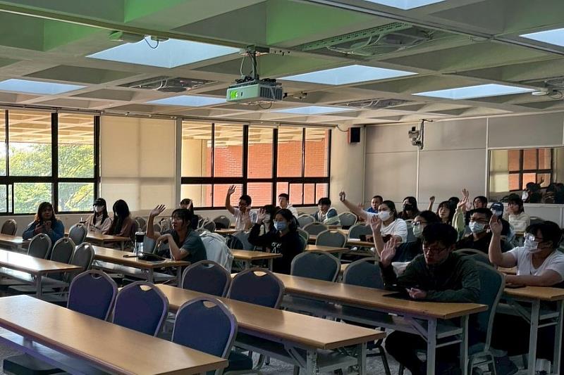 南大職涯講座互動熱絡，學生與講師交流職場實務與職涯思考。