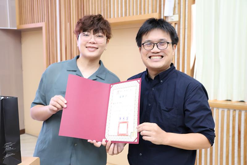 南大博雅講座授課教師吳明錡頒發感謝狀。