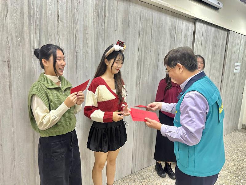 南大親善大使團舉行「黃金名牌」授獎儀式，表揚新進團員順利通過考核，正式加入服務行列。