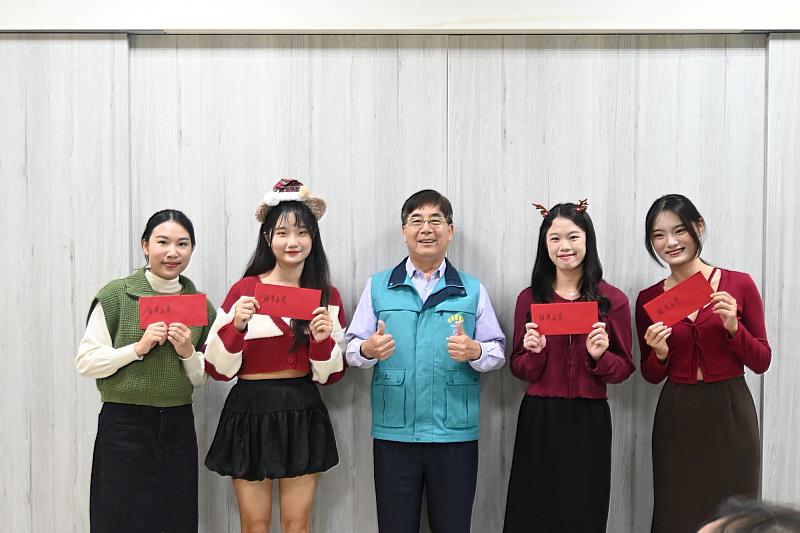 南大親善大使團歲末活動融入聖誕元素，團員互動交流，展現團隊間的默契與情誼。