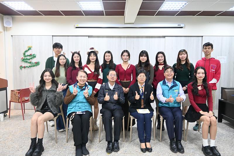 南大親善大使團於歲末年終活動中與師長合影，回顧一年服務歷程，凝聚團隊默契。