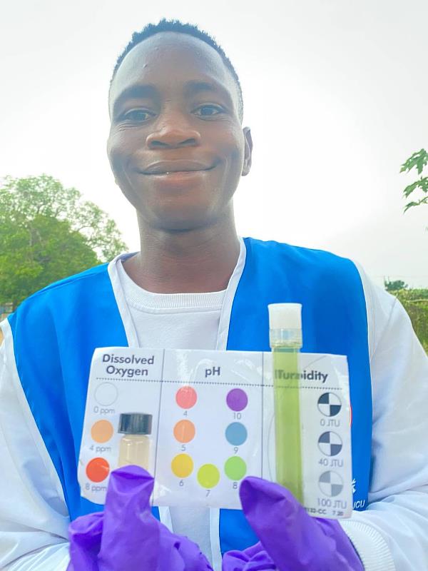 長榮大學河川巡守隊Mathias做水質監測。