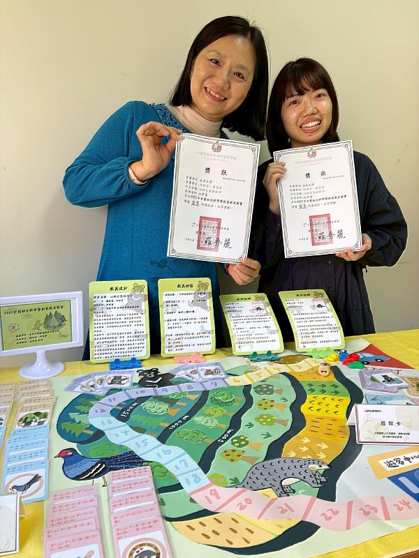 南華大學幼教系榮獲「全國幼兒科學暨創意教具競賽」優等,左為何世芬研究生,右為楊斐茵研究生。