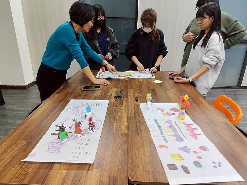 南華大學幼教系辦理教具設計工作坊，沈翠蓮老師指導學生構思。