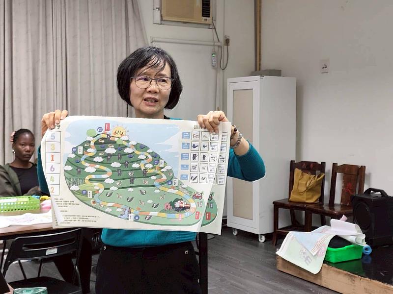 南華大學幼教系辦理教具設計工作坊,沈翠蓮老師進行教具實例說明。