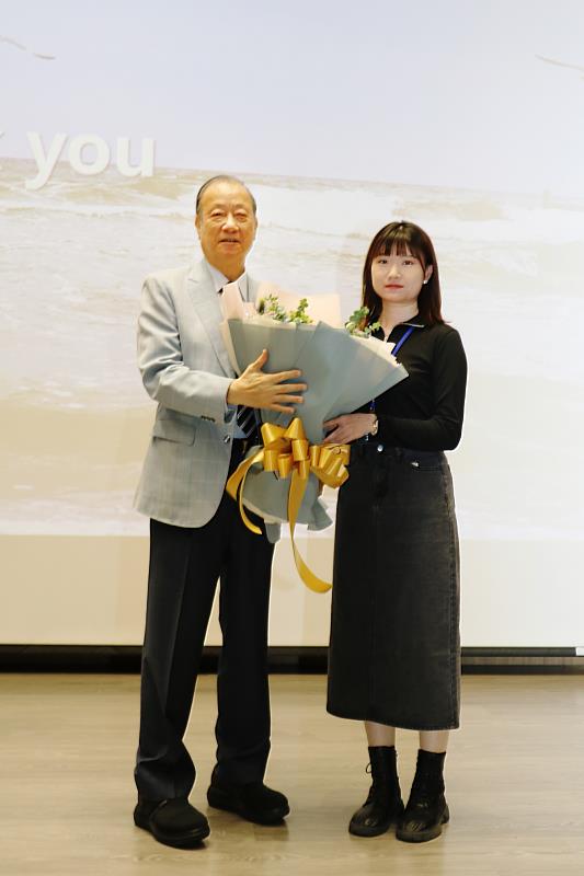 蔡董事長接受學生代表獻花致敬。