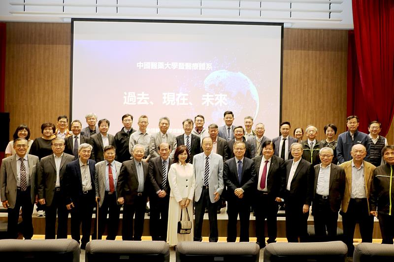 蔡長海董事長伉儷偕江安世校長伉儷等校院主管會場合影。
