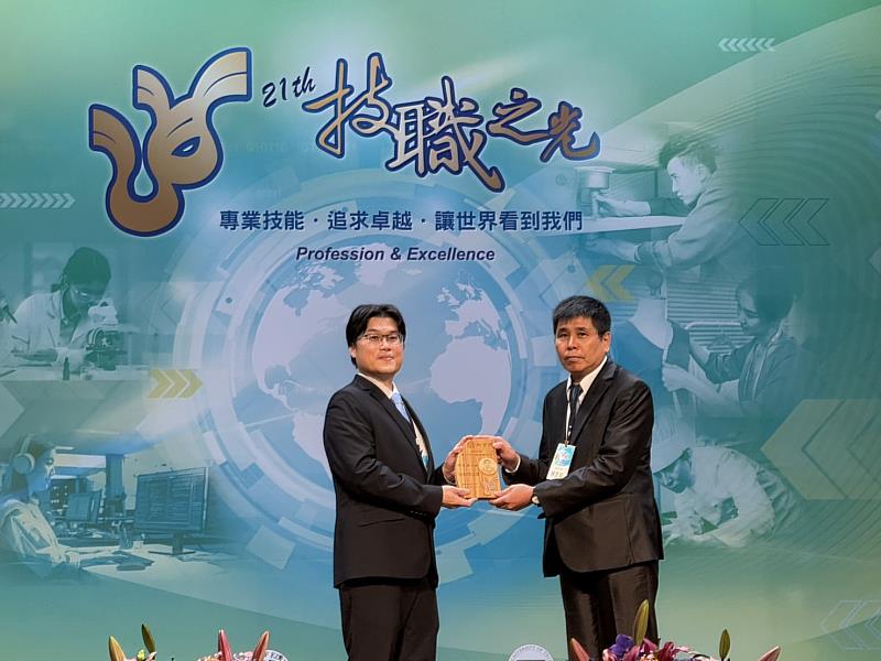 教育部常務次長朱俊彰(左)頒獎授予陳昱臺同學(右)。