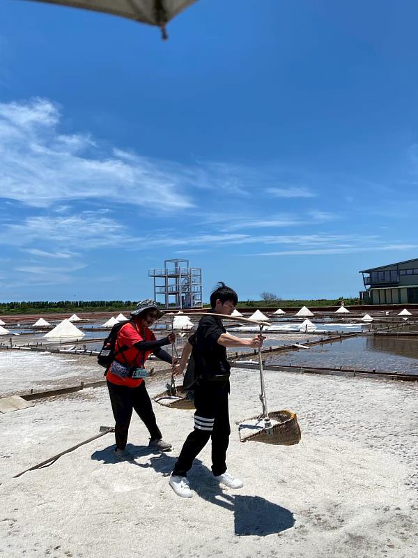 崑山科大帶領外籍生體驗台南鹽業的傳統推鹽與挑鹽。