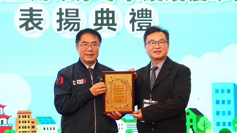 市長黃偉哲（左）頒授感謝狀予崑山科大永續辦公室王平主任（右）。