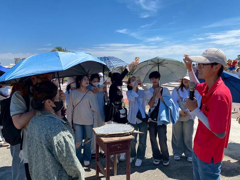 崑大長期投入社區節能、綠化活化及永續共學行動，圖為七股鹽山講師王佑庭對學生傳達環境教育理念。