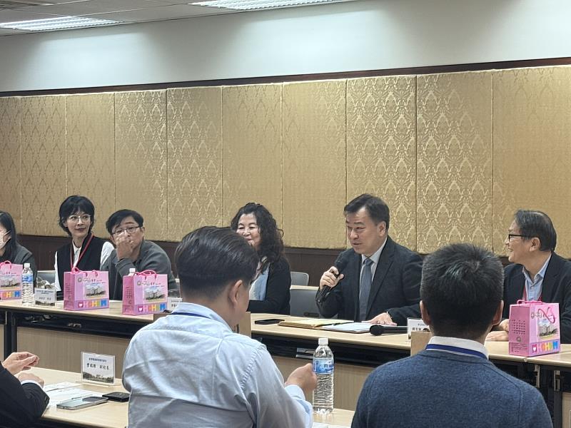 崑山科大李天祥校長針對雙方合作內容進行討論。