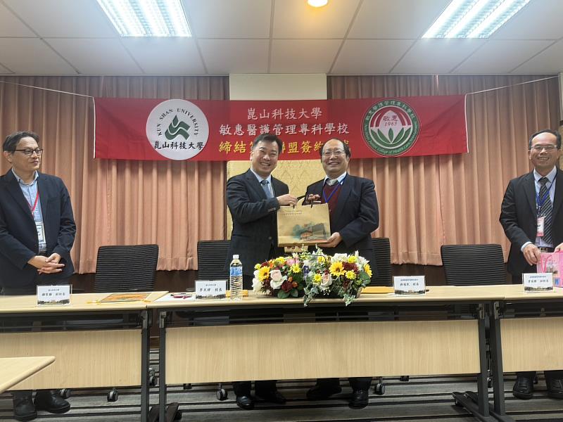 李天祥校長（左）致贈禮品予敏惠醫專孫逸民校長（右）。