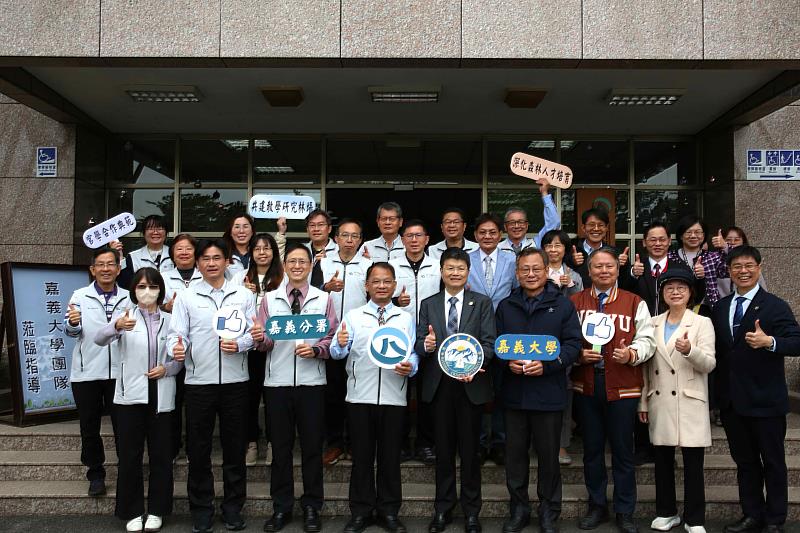 林業保育署嘉義分署與嘉大攜手推動教學研究計畫，以互利互榮為基礎共同培育森林專業人才。