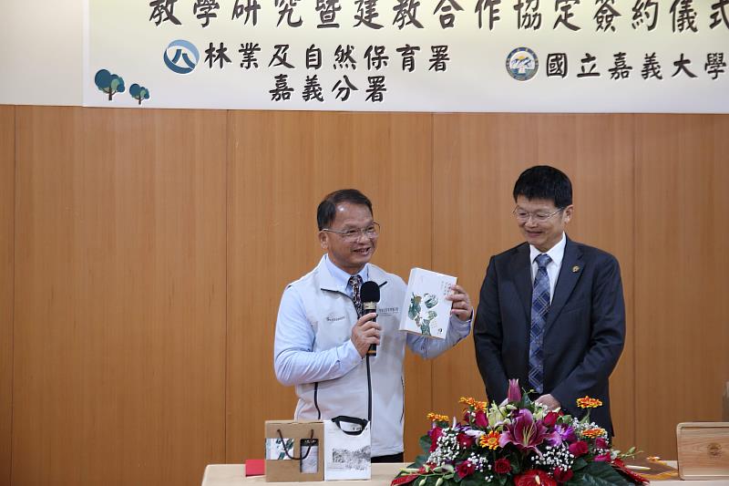 林業保育署嘉義分署李定忠分署長與嘉大分享林下經濟產品，希望未來雙方能在林業推動各方面能有更多新的研發與合作。