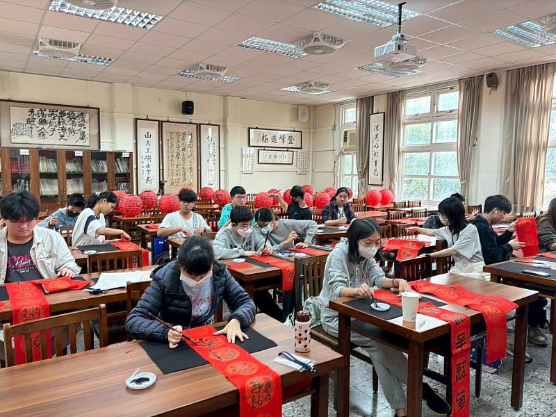 學員在本系特色教室－書法教室中書寫春聯。