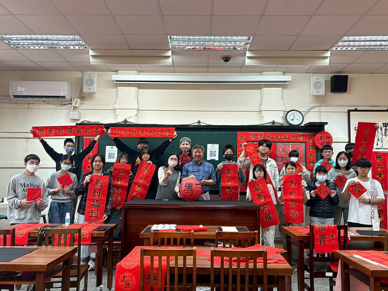 學員們拿著今日最滿意的作品與莊賜祿老師合照。