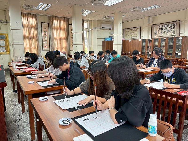 學員認真習寫書法。