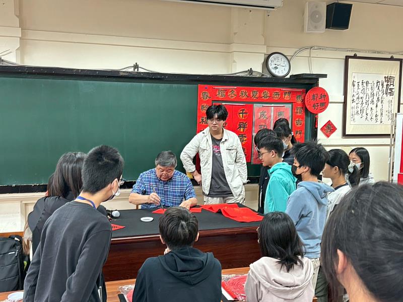 莊賜祿老師向學員示範如何書寫春聯。