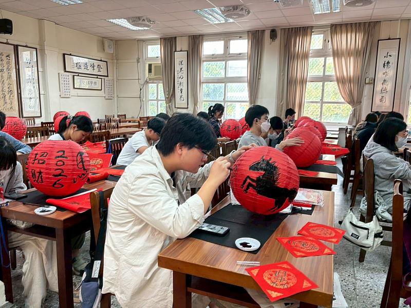 學員們創意書畫燈籠。