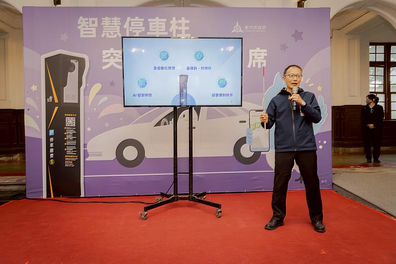 交通處長倪茂榮簡報說明。