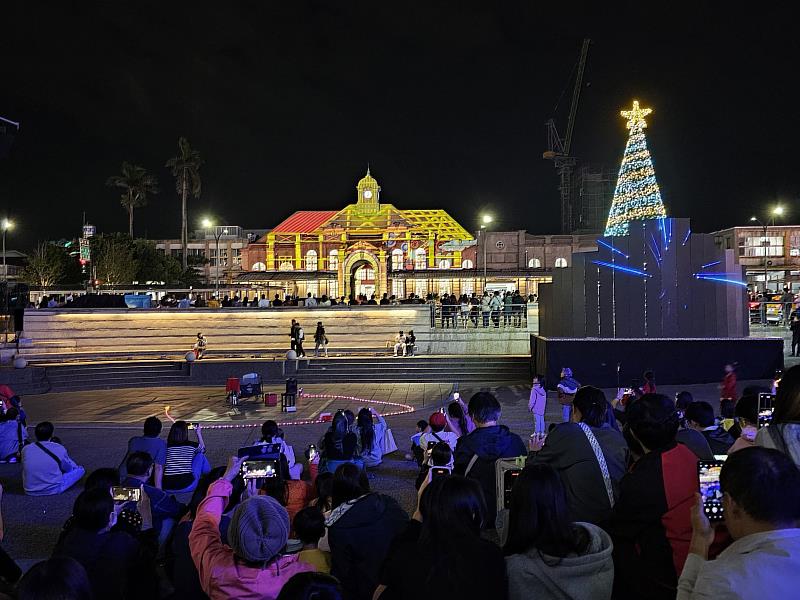 「2025新竹fun聖誕」結合光雕展演、市集活動等豐富活動，吸引大量人潮打卡遊玩。