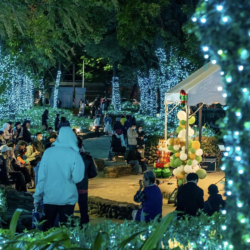 「2025新竹fun聖誕」結合光雕展演、市集活動等豐富活動，吸引大量人潮打卡遊玩。