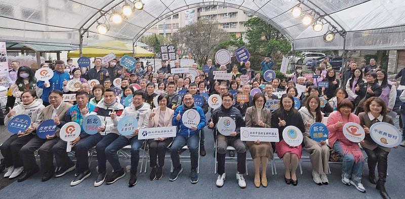新北市政府高齡長期照顧處成立暨揭牌典禮貴賓大合照。