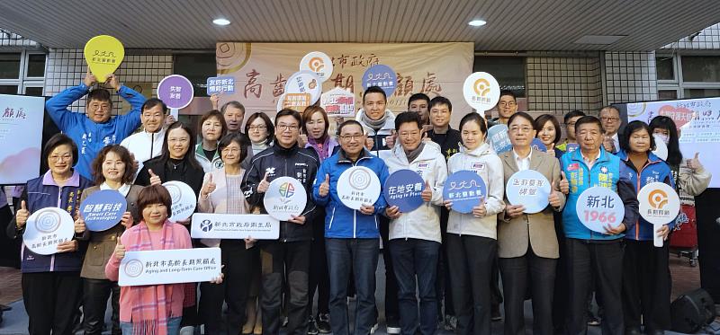 市長與長照公協會及醫事團體代表大合照。