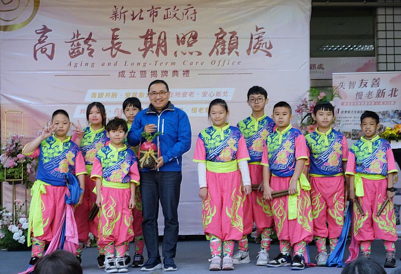 市長與開場表演文德國小戰鼓隊合影。