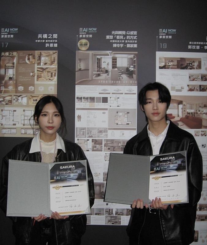 榮獲金獎學生陳令宇（右）、鄭家薰與展示區作品合影。（照片/校方提供）