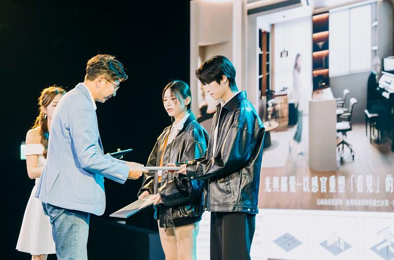 台灣櫻花李惠恂總經理頒發空間設計類－家居空間競賽金獎。（照片/櫻花提供）