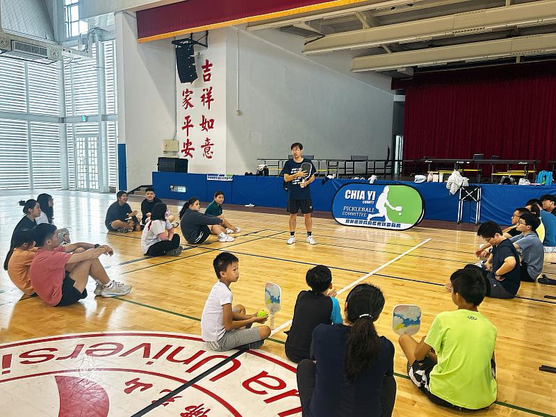 南華大學辦理匹克球推廣體驗活動,教練講解匹克球入門規則與基本動作。