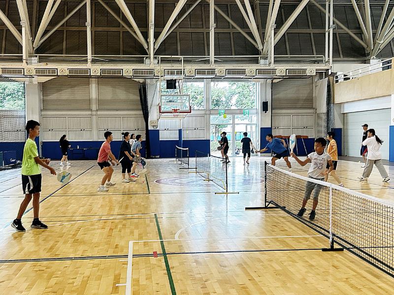 南華大學辦理匹克球推廣體驗活動，匹克球對打練習。