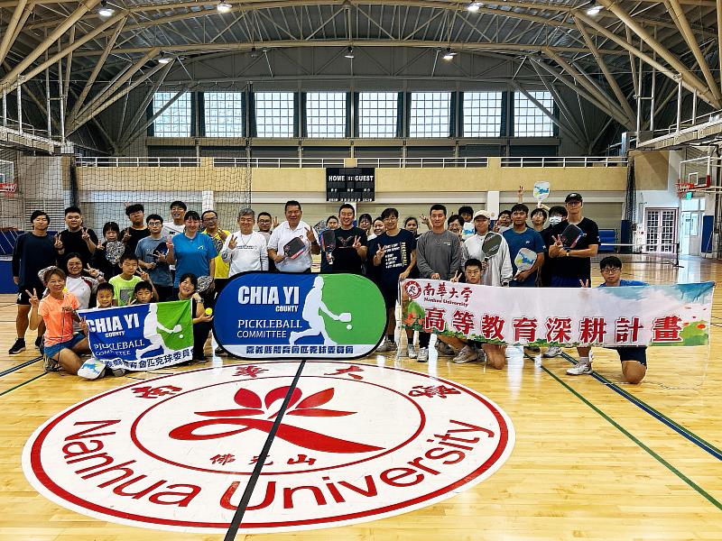 南華大學辦理匹克球推廣體驗活動,吸引教職員及民眾參加,現場大合照。