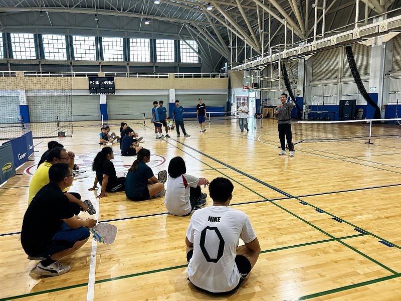 南華大學辦理匹克球推廣體驗活動,教練講解比賽規則。
