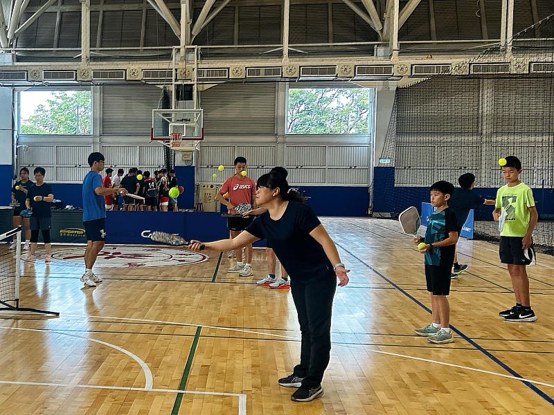 南華大學辦理匹克球推廣體驗活動，匹克球正手反手擊球練習。