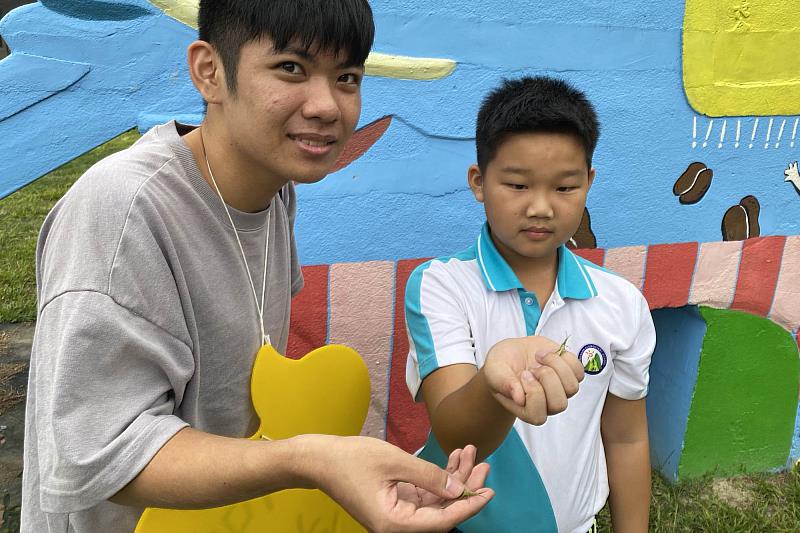 曾任南大大學伴、現於國小任教的張啟亨老師表示，數位學伴經驗有助於培養教學臨場反應與調整教學心態。